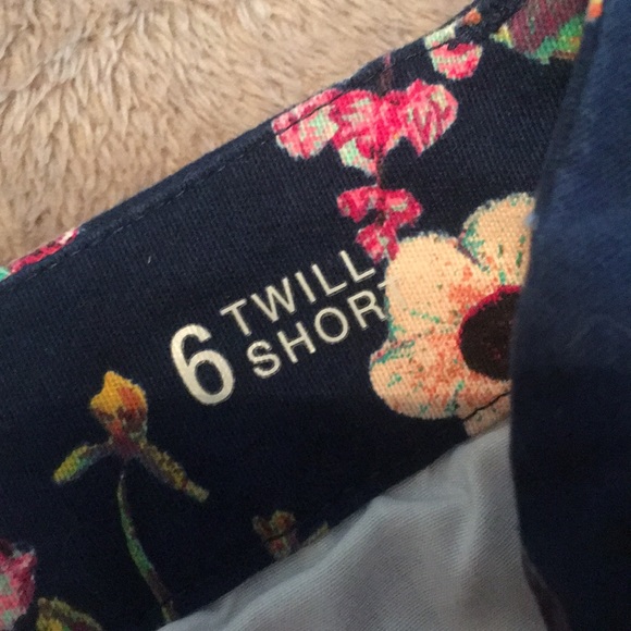 Flowered shorts - Picture 4 of 7